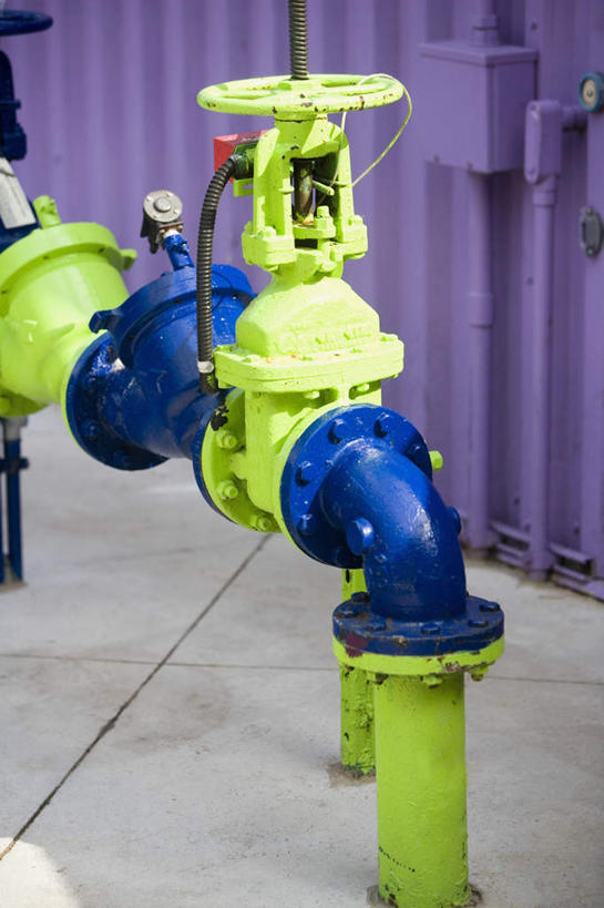 无人,竖图,室外,白天,正面,金属制品,阴影,光线,金属,水龙头,影子,墙,集装箱,货柜,管道,开关,墙壁,墙面,紫色,阳光,箱子,打开,运输,阀门,开启,物流,水咀,彩图