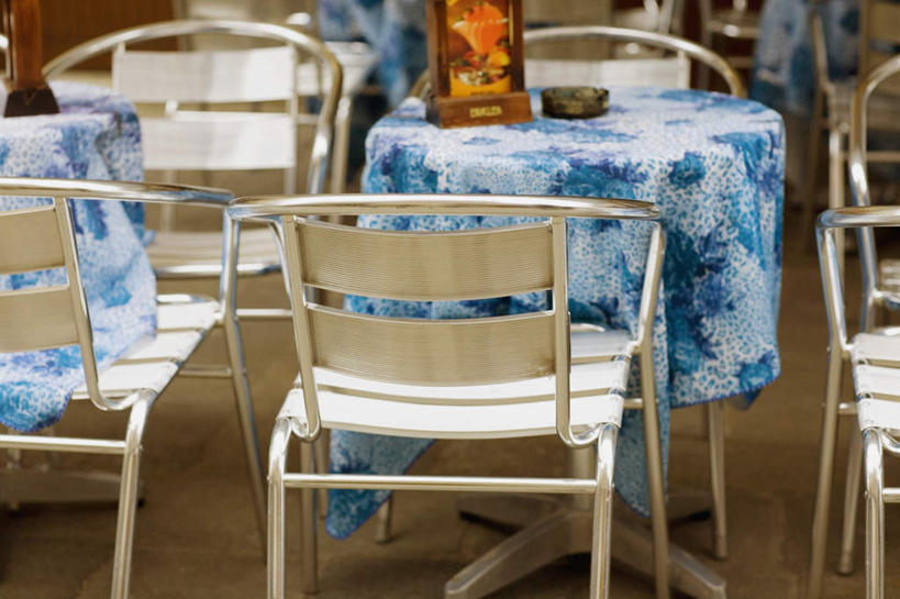 无人,餐厅,横图,室外,白天,正面,餐桌,桌子,椅子,金属制品,一排,许多,阴影,朦胧,模糊,整齐,光线,金属,布料,影子,布纹,菜单,桌布,排列,蓝色,阳光,餐巾,台布,餐台,队列,彩图,餐馆,饭店,饭馆