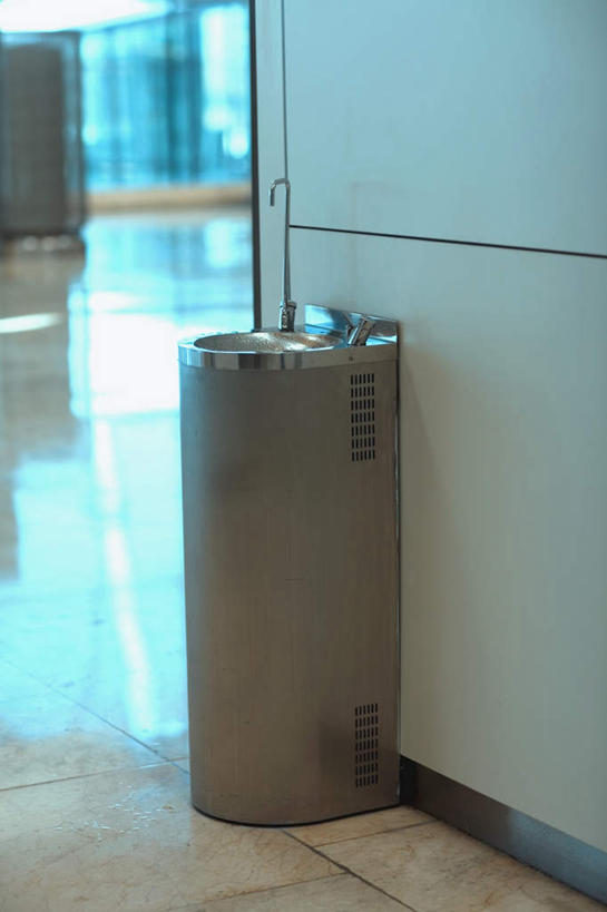 无人,竖图,室内,白天,正面,窗户,阴影,反射,水槽,水龙头,影子,墙,走道,走廊,过道,地面,水斗,开关,玻璃窗,墙壁,墙面,打开,阀门,开启,水咀,彩图