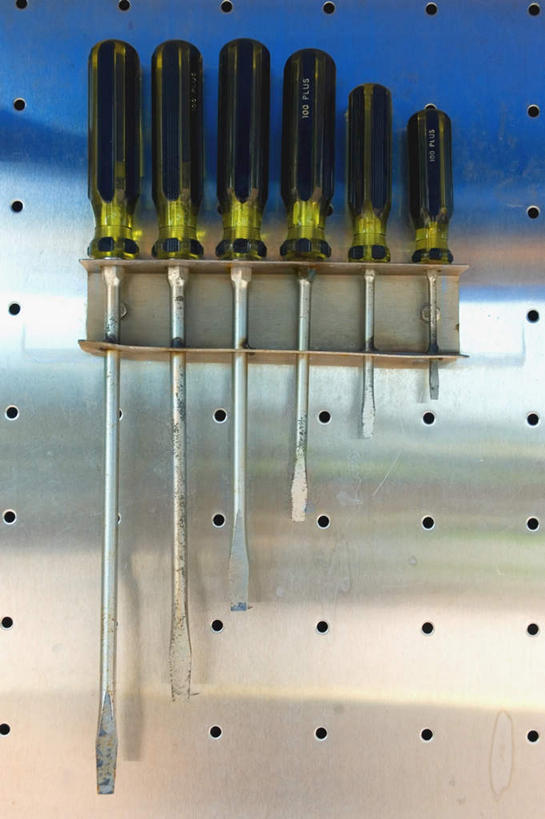 无人,竖图,室内,特写,白天,正面,静物,金属制品,一排,许多,连接,阴影,组合,朦胧,模糊,整齐,反射,金属,工具,影子,排列,螺丝刀,起子,链接,五金,紧固,队列,拼接,拼凑,拼合,凑集,聚合,撮合,链结,牢固,改锥,彩图