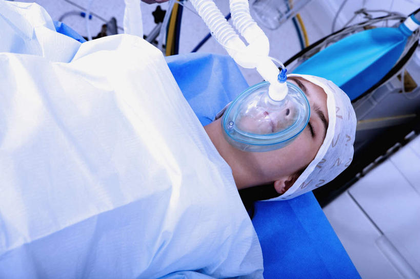 西方人,一个人,病人,医院,躺,闭眼,横图,俯视,室内,白天,床,帽子,欧洲,欧洲人,仅一个年轻女性,仅一个女性,仅一个人,阴影,反射,影子,氧气瓶,医疗,医疗设备,手术室,氧气面罩,病患,医疗器械,手术台,医疗机构,手术帽,手术床,卧着,年轻女性,女人,女性,白种人,患者,就医者,闭眼睛,闭着眼,闭着眼睛,躺着,卧,半身,彩图,高角度拍摄,病院,诊所