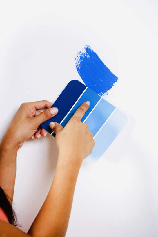 西方人,手,一个人,站,竖图,室内,特写,白天,白色背景,欧洲,欧洲人,双手,仅一个年轻女性,仅一个女性,仅一个人,握,阴影,服装,反射,影子,墙,系统,休闲装,墙壁,墙面,背面,衣服,蓝色,白色,站着,休闲,手部,休闲服,比较,色彩,颜色,握着,服饰,对比,色阶卡,色卡,颜色卡,色板,挑选,选择,标准,比色卡,采选,遴选,筛选,挑拣,挑撰,色标卡,年轻女性,女人,女性,白种人,站立,半身,彩图