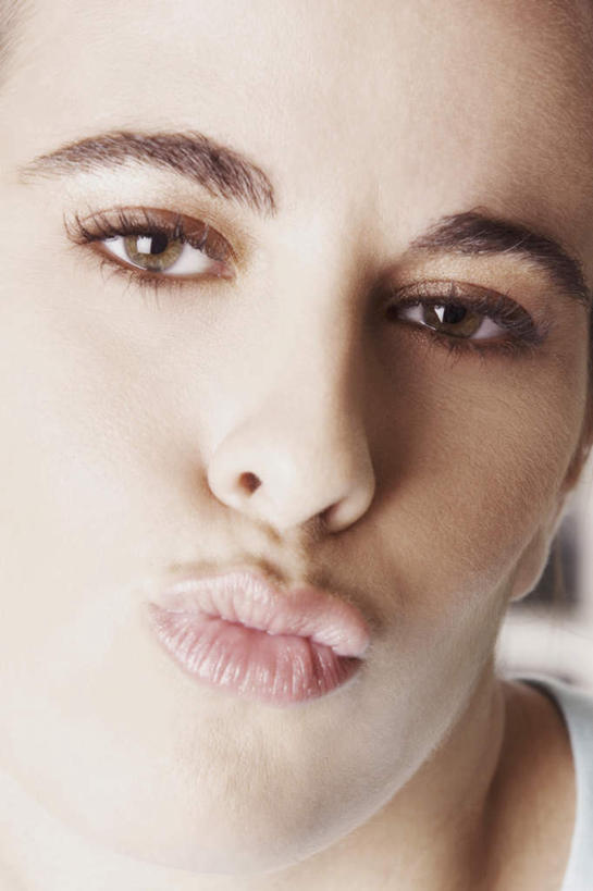 西方人,脸,头,嘴,脸颊,一个人,竖图,室内,特写,白天,正面,欧洲,欧洲人,仅一个女性,仅一个人,注视,肩膀,嘟嘴,观察,看,仅一个中年女性,撅嘴,观看,察看,关注,女人,女性,中年女性,白种人,头部,脸部,脸蛋,面部,嘴巴,嘴唇,半身,彩图