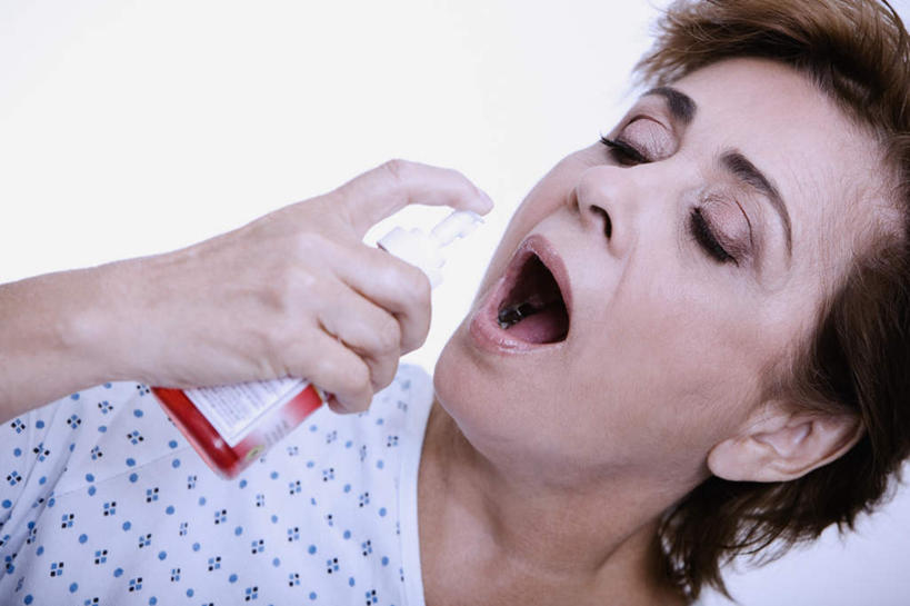 西方人,脸,头,脸颊,手,一个人,横图,室内,特写,白天,白色背景,正面,水,欧洲,欧洲人,仅一个女性,仅一个人,握,服装,拿,拿着,注视,肩膀,一个,衣服,瓶子,塑料制品,观察,看,清洁,张嘴,手部,塑料瓶,香精,握着,摄影,服饰,仅一个老年女性,影棚,单个,观看,单手,察看,酒精,衣着,喷雾瓶,穿着,关注,张大嘴巴,病号服,漱口水,衣饰,老年女性,女人,女性,白种人,头部,脸部,脸蛋,面部,张开嘴,半身,彩图,影棚拍摄,拍摄,病患服,喷瓶,氟化物