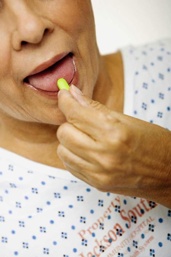 西方人,脸,头,脸颊,手,一个人,竖图,室内,特写,白天,正面,安全,欧洲,欧洲人,仅一个女性,仅一个人,握,服装,药剂,药丸,防护,拿,拿着,药片,吐舌头,肩膀,衣服,绿色,药品,伸舌头,生病,手部,吐舌,治疗,握着,服饰,仅一个老年女性,保护,单手,药物,医疗,衣着,穿着,保险,预防,一粒,病号服,衣饰,抱病,平安,老年女性,女人,女性,白种人,头部,脸部,脸蛋,面部,半身,彩图,病患服