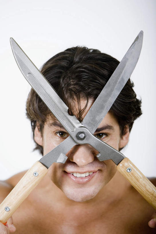 西方人,脸,头,脸颊,手,一个人,笑,微笑,露齿笑,竖图,室内,特写,白天,白色背景,正面,欧洲,欧洲人,双手,仅一个男性,仅一个人,仅一个中年男性,一把,握,修剪,工具,剪刀,园艺工具,园艺,拿,拿着,注视,裸露,肩膀,观察,看,手部,握着,摄影,影棚,观看,裁剪,察看,剪子,剪裁,切割,关注,裸,篱笆剪,整篱剪,男人,男性,中年男性,白种人,头部,脸部,脸蛋,面部,半身,彩图,影棚拍摄,拍摄