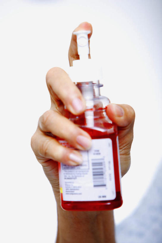 西方人,手,一个人,竖图,室内,特写,白天,白色背景,正面,水,欧洲,欧洲人,仅一个女性,仅一个人,握,拿,拿着,一个,红色,瓶子,塑料制品,清洁,手部,塑料瓶,香精,握着,摄影,仅一个老年女性,影棚,单个,单手,酒精,喷雾瓶,漱口水,老年女性,女人,女性,白种人,半身,彩图,影棚拍摄,拍摄,喷瓶,氟化物