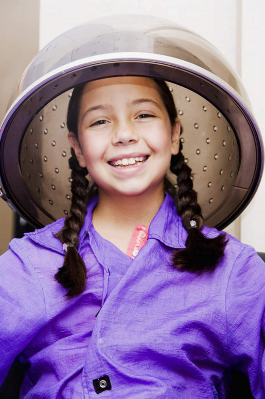 西方人,儿童,一个人,坐,笑,微笑,露齿笑,竖图,室内,白天,正面,纯洁,欧洲,欧洲人,仅一个女性,仅一个人,服装,注视,小孩,衣服,紫色,观察,看,仅一个小孩,可爱,童年,童趣,服饰,观看,察看,衣着,穿着,关注,美发店,烫发器,童真,烂漫,无邪,衣饰,天真,女孩,女人,女性,白种人,孩子,坐着,半身,彩图,女生