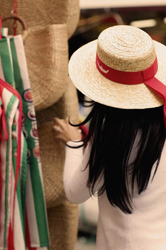 西方人,一个人,商店,站,竖图,室外,白天,购物,消费,超市,帽子,欧洲,欧洲人,仅一个年轻女性,仅一个女性,仅一个人,吊挂,握,悬挂,服装,装饰,草帽,头饰,挂,拿,拿着,休闲装,背面,衣服,发饰,饰品,站着,休闲,休闲服,握着,金融,百货,服饰,华丽,修饰,点缀,服装店,头绳,选购,贸易,百货公司,配饰,服饰店,衬托,美观,雅致,雅观,血拼,年轻女性,女人,女性,白种人,站立,半身,彩图,购物商场,购物中心,商业中心,发绳