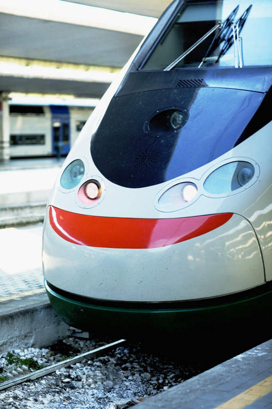 无人,竖图,室外,白天,正面,度假,美景,窗户,城市风光,城市,火车,车站,照明,意大利,欧洲,罗马,雨刷器,景观,雨刷,站台,首都,娱乐,月台,玻璃窗,车,灯,车窗,灯具,交通工具,享受,休闲,景色,放松,雨刮器,照亮,照明设备,南欧,载具,前照灯,前大灯,意大利共和国,车前灯,刮雨器,彩图