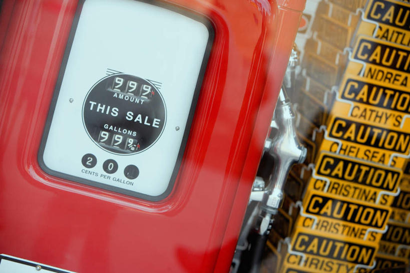 无人,横图,室外,特写,白天,正面,静物,朦胧,模糊,英文,标志,数字,文字,字符,字母,标识,阿拉伯数字,加油站,能源,英文字母,燃料,资源,能量,汽油,加油枪,计量加油枪,输油枪,油枪,燃油,彩图,补充站,公共加油站,汽车加油站