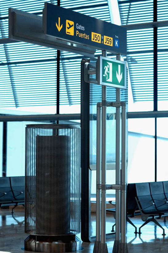 无人,机场,竖图,室内,白天,正面,度假,美景,窗户,城市风光,城市,飞机场,西班牙,欧洲,英文,标志,文字,字符,字母,景观,首都,方向,娱乐,标识,玻璃窗,箭头,享受,休闲,马德里,景色,放松,英文字母,指向,南欧,西班牙王国,簇,马德里自治区,航空站,空港,彩图