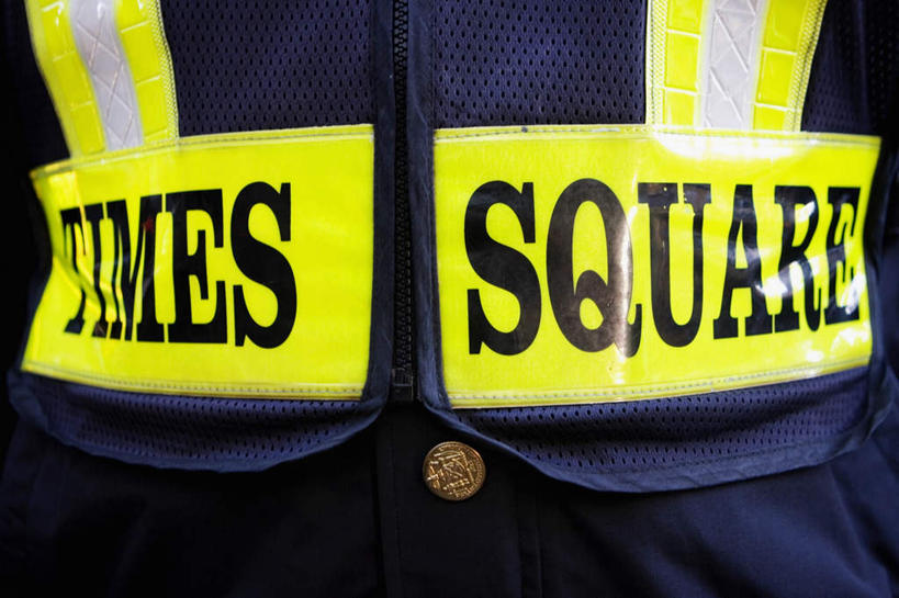 西方人,一个人,横图,室外,特写,白天,正面,工作服,制服,欧洲,欧洲人,仅一个男性,仅一个人,仅一个中年男性,服装,英文,标志,文字,字符,字母,标识,衣服,服饰,英文字母,衣着,穿着,工作制服,衣饰,男人,男性,中年男性,白种人,半身,彩图,工作套服,安全服,反光背心,反光服,反光衣