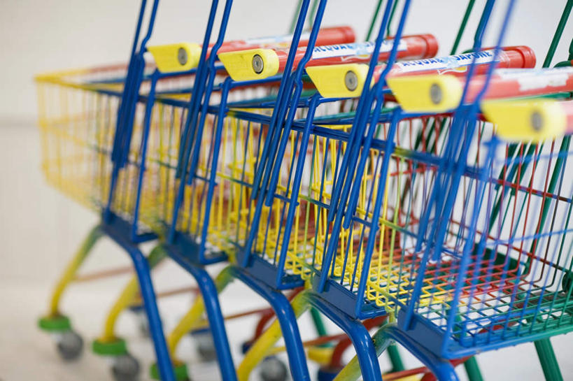 无人,横图,室内,特写,白天,正面,静物,购物车,一排,朦胧,模糊,整齐,车,排列,黄色,红色,蓝色,绿色,手推车,便利,存放,队列,载具,五辆,快捷,方便,寄存,寄放,暂存,彩图