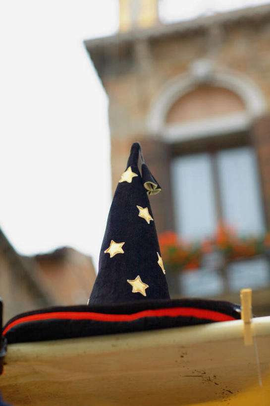 无人,家,竖图,室外,特写,白天,仰视,窗户,静物,帽子,朦胧,模糊,房屋,墙,屋子,公寓,洋房,楼房,玻璃窗,墙壁,墙面,住宅,黑色,巫师帽,一顶,彩图,低角度拍摄,房子