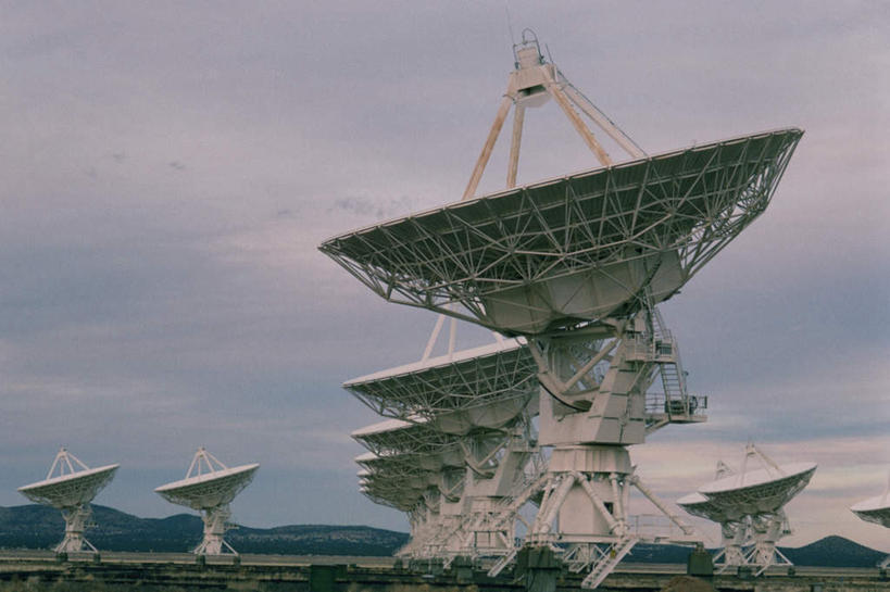 无人,横图,室外,白天,仰视,旅游,度假,探险,神秘,仪器,天线,卫星,宇宙,科技,标志建筑,地标,建筑,美国,眺望,阴影,检查,研究,反射,分析,光线,科学,太空,太空船,星球,天文望远镜,望远镜,影子,云,星云,云朵,云彩,娱乐,建设,蓝色,白云,蓝天,天空,阳光,自然,天,观察,享受,休闲,旅游胜地,放松,清晰,探索,系,太阳系,放大,晴朗,观看,发现,仔细,人造卫星,天体,科研,信号,无线电,科学技术,北美,北美洲,瞭望,聚焦,关注,银河系,美洲,航天飞机,星体,天文学,新墨西哥,远视镜,瞭望镜,卫星天线,外太空,新墨西哥州,射电望远镜,光学,北亚美利加洲,亚美利加洲,清楚,迷人之地,迷人之州,卫星通信,卫星信号,晴空,彩图,低角度拍摄,光学仪器,千里镜