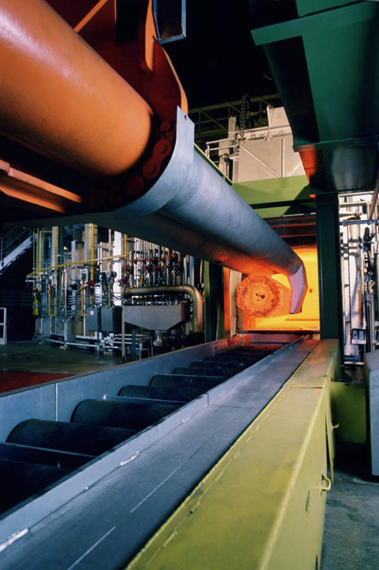 无人,工厂,竖图,室内,白天,正面,金属制品,阴影,融化,反射,金属,管子,影子,管道,红色,熔炉,熔化,溶化,熔解,消溶,彩图,工地,制造厂