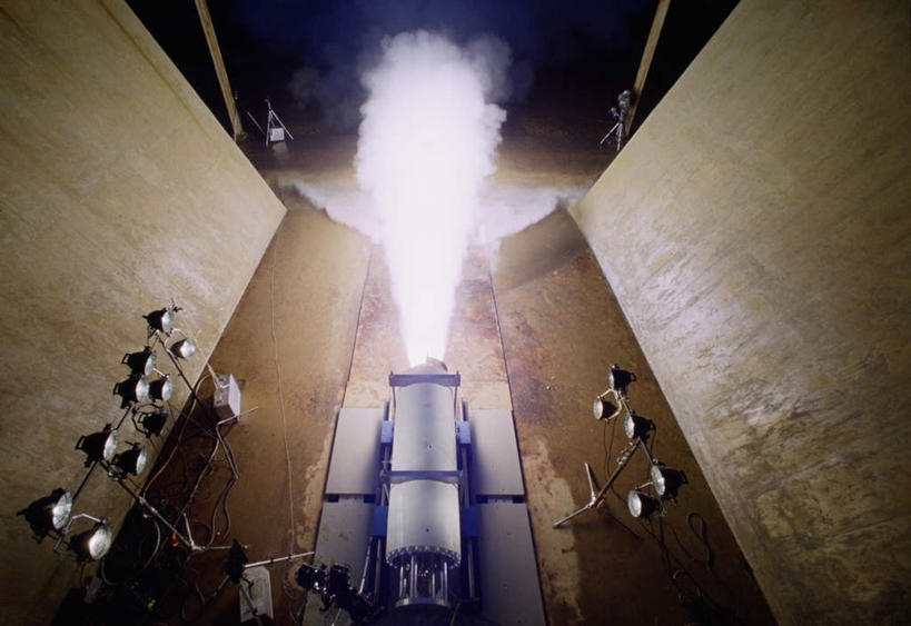 无人,横图,室内,白天,仰视,热情,实验,研发,火箭,航天,科技,火,研究,科学,火焰,墙,实验室,烟雾,研究室,燃烧,墙壁,墙面,运输,科研,载具,化验,检验,研究所,化验室,检验室,彩图,低角度拍摄