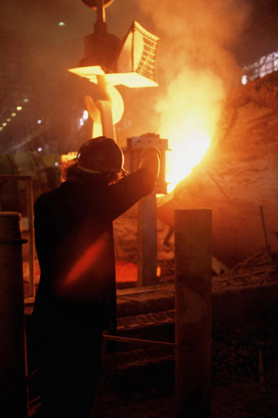 西方人,一个人,机修工,工厂,站,竖图,室内,白天,侧面,工作服,制服,热情,安全,火,金属制品,欧洲,欧洲人,仅一个男性,仅一个人,仅一个中年男性,服装,朦胧,模糊,融化,金属,火焰,防护,背光,燃烧,工人,衣服,站着,服饰,保护,衣着,穿着,保险,逆光,熔炉,熔化,保全,周全,安稳,安定,工作制服,衣饰,溶化,熔解,消溶,平安,男人,男性,中年男性,白种人,机械师,机修工人,站立,半身,彩图,工作套服,工地,制造厂