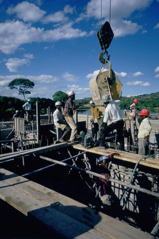 西方人,伙伴,朋友,建筑工人,站,竖图,室外,白天,正面,旅游,度假,友谊,合作,团队,灌溉,技术,美景,植物,建筑,帽子,欧洲,非洲,马拉维,黑人,欧洲人,蓄水,阴影,服装,光线,头盔,影子,景观,云,云朵,许多人,云彩,娱乐,设备,建设,水坝,水库,树,树木,施工,工人,衣服,蓝色,绿色,白云,蓝天,天空,阳光,自然,安全帽,天,站着,一群人,享受,休闲,发电,机械,起重机,景色,放松,战略,服饰,生长,晴朗,成长,工程,衣着,穿着,自然风光,坝,航运,联合,合谋,防洪,供水,水力发电,阿非利加洲,衣饰,马拉维共和国,配合,协作,男人,男性,女人,女性,中年男性,中年女性,非洲人,晴空,建筑工,站立,半身,彩图