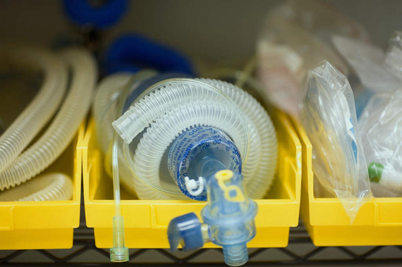 无人,医院,横图,室内,特写,白天,正面,机器,静物,朦胧,模糊,医学,管子,设备,橡胶,医疗,医疗设备,呼吸机,医疗器械,医疗工具,橡胶制品,胶管,医疗机构,彩图,病院,诊所,乳胶管