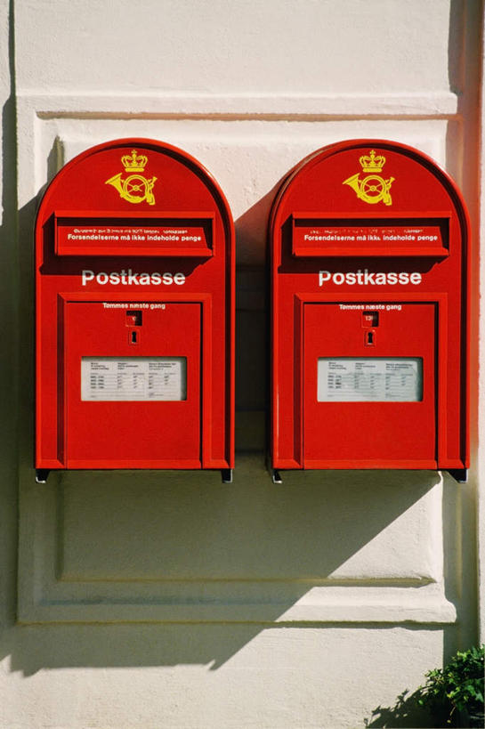 无人,竖图,室外,特写,白天,正面,丹麦,欧洲,阴影,传递,光线,信息,英文,标志,文字,影子,邮件,字符,字母,墙,首都,联系,标识,邮筒,邮箱,墙壁,墙面,两个,红色,阳光,联络,邮递,通信,信件,英文字母,北欧,邮政,丹麦王国,哥本哈根,西兰岛,彩图