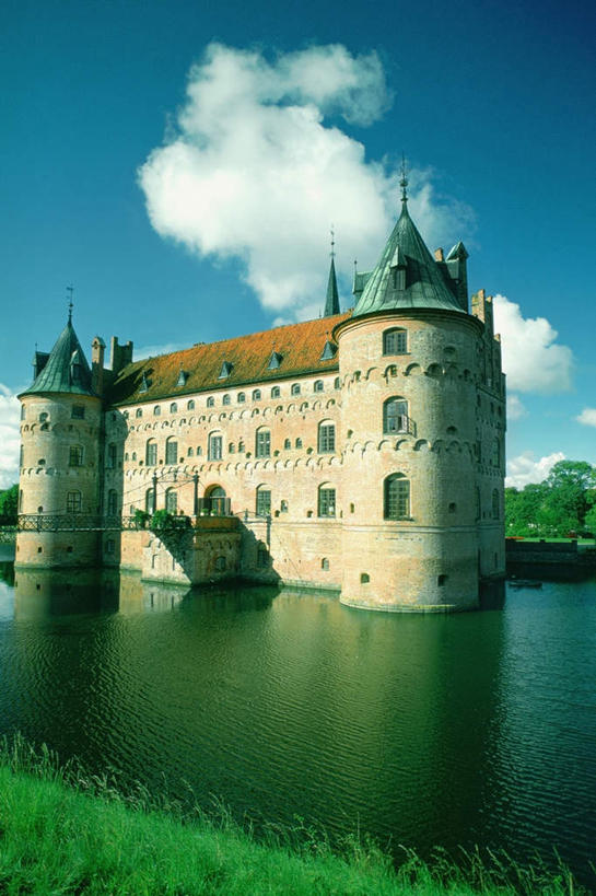 无人,竖图,室外,白天,仰视,旅游,度假,草地,草坪,河流,水,植物,窗户,标志建筑,地标,建筑,丹麦,欧洲,一排,阴影,整齐,并列,并排,光线,影子,堡垒,城堡,墙,河水,水流,云,云朵,桥,云彩,娱乐,建设,玻璃窗,墙壁,墙面,草,树,树木,排列,蓝色,绿色,白云,倒影,蓝天,天空,阳光,自然,天,享受,休闲,旅游胜地,放松,吊桥,生长,晴朗,成长,人行桥,悬索桥,倒映,要塞,队列,北欧,吊杆,平行,丹麦王国,非英岛,伊埃斯科城堡,反照,锚锭,悬索,设防,晴空,彩图,低角度拍摄