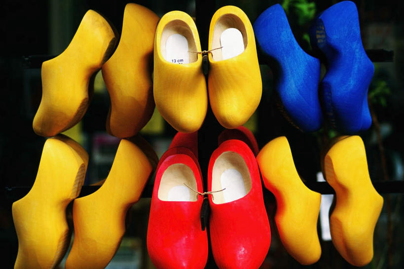 无人,商店,横图,室外,特写,白天,仰视,购物,消费,静物,鞋子,欧洲,荷兰,一排,整齐,并列,并排,木制,首都,商铺,排列,黄色,红色,蓝色,木制品,金融,西欧,队列,平底鞋,平行,选购,贸易,阿姆斯特丹,血拼,荷兰王国,尼德兰王国,市肆,商号,彩图,低角度拍摄,店铺