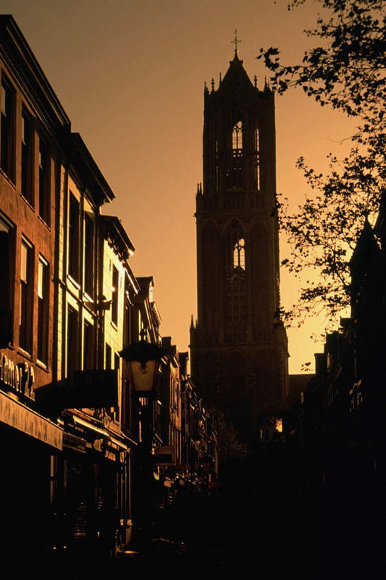 无人,教堂,竖图,室外,白天,仰视,旅游,度假,日落,植物,标志建筑,地标,建筑,欧洲,荷兰,阴影,节日,时间,光线,时钟,影子,晚霞,霞光,落日,钟楼,背光,计时,文化,娱乐,建设,树,树木,绿色,阳光,自然,黄昏,钟表,祈祷,享受,休闲,健康,表,旅游胜地,彩霞,放松,许愿,宗教,信仰,生长,成长,纪念,祈求,基督教,西欧,天主教,逆光,信念,塔钟,荷兰王国,尼德兰王国,夕照,乌得勒支,乌特勒支,平安,钟,夕阳,彩图,低角度拍摄,大教堂,礼拜堂,斜阳