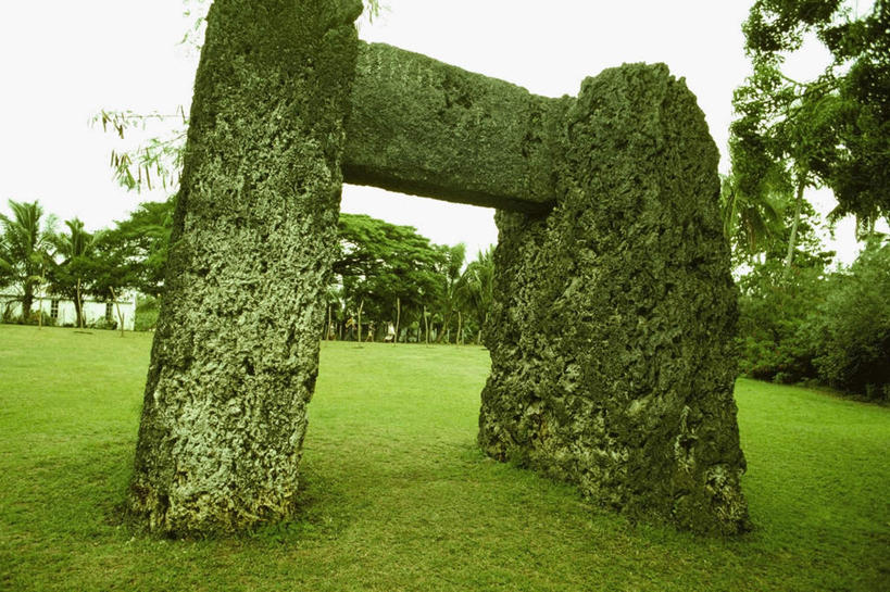 无人,横图,室外,白天,正面,旅游,度假,草地,草坪,石头,美景,植物,汤加,石子,景观,首都,娱乐,草,树,树木,绿色,自然,享受,休闲,景色,放松,生长,成长,自然风光,大洋洲,沉积岩,汤加王国,友爱群岛,水成岩,石块,岩石,彩图,努库阿洛法,三石塔,汤加塔布岛