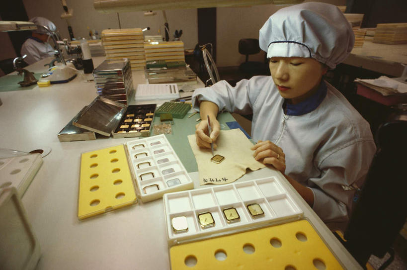 东方人,两个人,伙伴,朋友,坐,横图,室内,白天,侧面,工作服,制服,友谊,合作,团队,集体,桌面,桌子,帽子,亚洲,握,木制,标志,数字,文字,字符,指针,利益,拿,拿着,注视,黄种人,标识,木制品,观察,看,团体,战略,握着,阿拉伯数字,奋斗,观看,愿望,察看,组织,工作室,关注,努力,仪表盘,联合,合谋,工作制服,理想,配合,协作,年轻女性,女人,女性,亚洲人,坐着,半身,彩图,工作套服