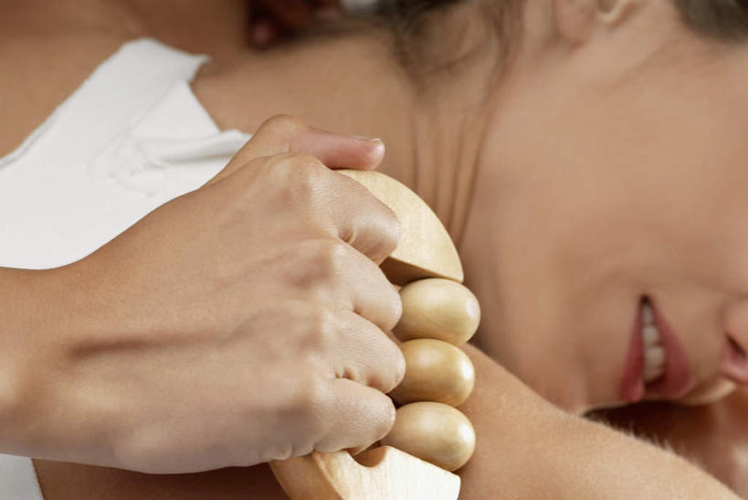 西方人,脸,头,脸颊,手,两个人,按摩师,躺,笑,微笑,露齿笑,横图,俯视,室内,特写,白天,按摩,美容,欧洲,欧洲人,握,服装,器材,拿,拿着,休闲装,衣服,白色,享受,休闲,健康,手部,休闲服,握着,保健,服饰,单手,减肥,按摩器,指压,卧着,年轻女性,女人,女性,白种人,头部,脸部,脸蛋,面部,技师,躺着,卧,半身,彩图,高角度拍摄,推拿,保健器材