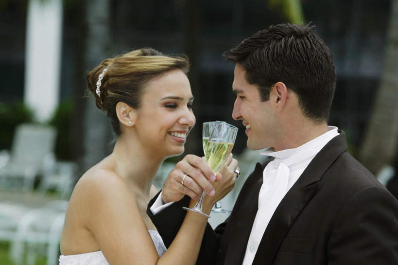 葡萄酒,西方人,两个人,家庭,夫妻,新娘,新郎,站,笑,微笑,露齿笑,横图,室外,白天,侧面,婚纱,衬衫,西装,爱情,婚礼,奢侈,快乐,植物,棕榈树,杯子,叶子,椅子,欧洲,欧洲人,握,套装,正装,朦胧,模糊,庆祝,高脚杯,躺椅,绿叶,领带,结婚,浪漫,拿,拿着,注视,职业装,玻璃制品,酒,树,树木,饮料,绿色,自然,酒杯,香槟,观察,看,站着,温暖,温馨,喜庆,一家人,嫩叶,恩爱,诱惑,握着,恋人,生长,成长,观看,纪念,沙滩椅,和睦,察看,关注,交杯酒,交杯,香槟杯,棕榈叶,气泡酒,起泡酒,汽酒,男人,男性,年轻男性,年轻女性,女人,女性,白种人,年轻人,夫妇,情侣,叶,叶片,玻璃杯,站立,半身,彩图,衬衣,婚礼服,礼服,高兴,欢笑,合卺,伴侣,融洽