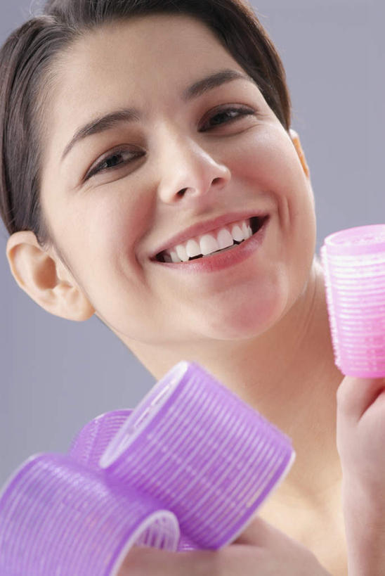 西方人,脸,头,脸颊,手,一个人,站,笑,微笑,露齿笑,竖图,室内,特写,白天,正面,欧洲,欧洲人,双手,仅一个年轻女性,仅一个女性,仅一个人,握,阴影,灰色背景,反射,影子,拿,拿着,注视,裸露,肩膀,粉色,紫色,观察,看,站着,手部,握着,摄影,影棚,观看,卷发棒,卷发器,察看,关注,裸,烫发器,塑料卷发棒,年轻女性,女人,女性,白种人,头部,脸部,脸蛋,面部,站立,半身,彩图,影棚拍摄,拍摄