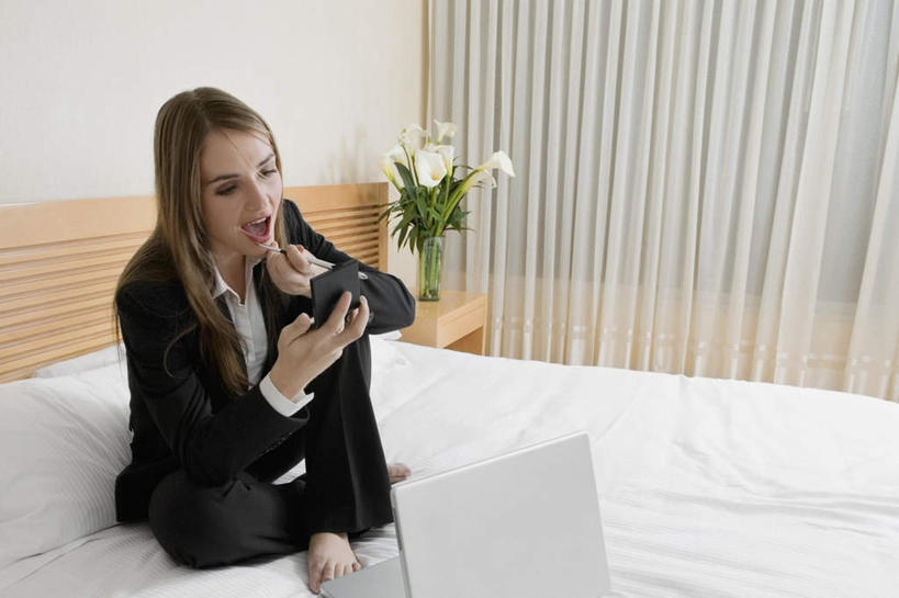 西方人,一个人,商务人士,商务女性,宾馆,坐,横图,室内,白天,正面,化妆,美容,电脑,笔记本电脑,窗帘,床,镜子,百合花,花瓶,欧洲,欧洲人,仅一个年轻女性,仅一个女性,仅一个人,护肤,握,套装,装饰,盛开,反射,网络,墙,双人床,床单,拿,花蕾,拿着,注视,通讯设备,被子,墙壁,墙面,玻璃制品,花,花瓣,花朵,鲜花,白色,帘子,玻璃瓶,唇膏,化妆品,瓶子,口红,花苞,花蕊,观察,看,保养,享受,休闲,遮阳,放松,握着,保健,观看,华丽,修饰,点缀,镜像,察看,无线,被单,化妆用品,镜面,关注,通信设备,商务装,无线网络,无线上网,便携式电脑,工薪阶层,养颜,强瞿,光学,衬托,美观,雅致,雅观,手镜,唇棒,百合蒜,倒仙,番韭,山丹,手提电脑,年轻女性,女人,女性,白种人,白领,上班族,坐着,彩图,全身,客店,客栈,旅店,旅馆,旅舍,汽车旅馆