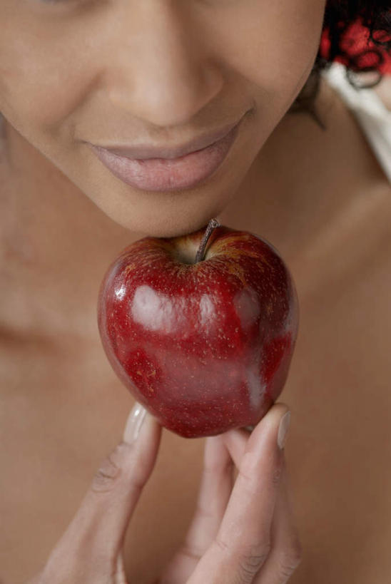 西方人,脸,头,脸颊,手,一个人,笑,微笑,竖图,俯视,室内,特写,白天,苹果,水果,欧洲,非洲,黑人,欧洲人,仅一个年轻女性,仅一个女性,仅一个人,握,阴影,朦胧,模糊,新鲜,反射,影子,生食,食品,果实,拿,拿着,裸露,肩膀,蛇果,食物,一个,手部,握着,有机食品,绿色食品,单个,单手,裸,红元帅,年轻女性,女人,女性,非洲人,头部,脸部,脸蛋,面部,半身,彩图,高角度拍摄