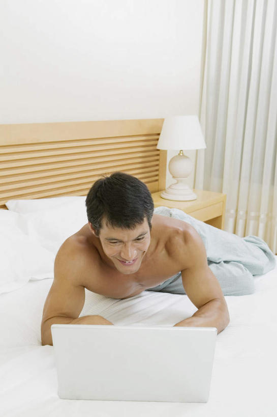 西方人,一个人,躺,笑,微笑,露齿笑,竖图,俯视,室内,白天,电脑,笔记本电脑,窗帘,床,台灯,卧室,照明,欧洲,欧洲人,仅一个男性,仅一个人,仅一个中年男性,敲打,睡裤,装饰,网络,墙,双人床,灯光,床单,注视,输入,通讯设备,被子,裸露,墙壁,墙面,灯,白色,帘子,灯具,打字,观察,看,趴着,遮阳,观看,点击,华丽,修饰,敲击,照亮,点缀,察看,无线,被单,照明设备,关注,裸,通信设备,无线网络,无线上网,便携式电脑,衬托,美观,雅致,雅观,卧着,按键,手提电脑,男人,男性,中年男性,白种人,趴,躺着,卧,彩图,高角度拍摄,全身,睡房,卧房