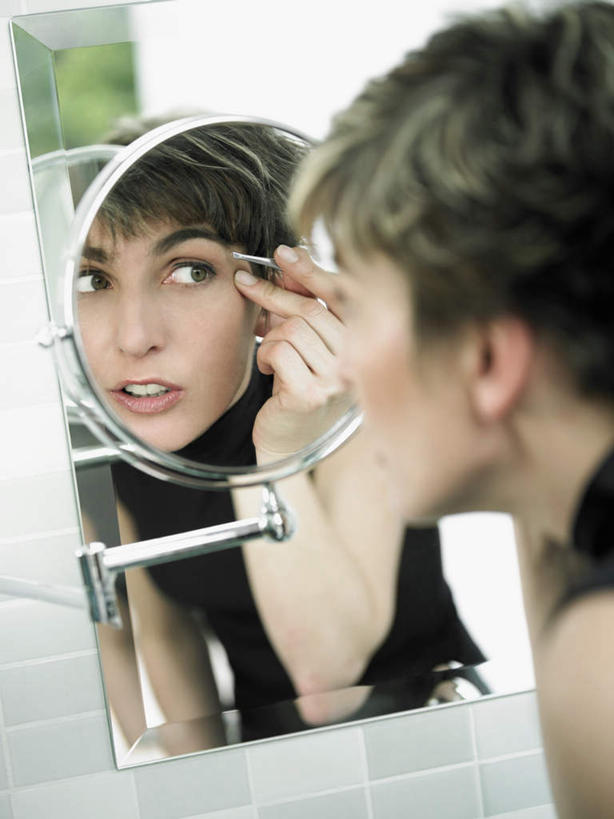 西方人,一个人,站,竖图,室内,白天,侧面,化妆,美容,时尚,植物,镜子,欧洲,欧洲人,仅一个女性,仅一个人,握,服装,朦胧,模糊,反射,拿,拿着,休闲装,树,树木,衣服,绿色,自然,站着,仅一个中年女性,休闲,休闲服,握着,服饰,生长,成长,镜像,美容工具,梳妆镜,镜面,化妆工具,光学,眉毛钳,女人,女性,中年女性,白种人,站立,半身,彩图