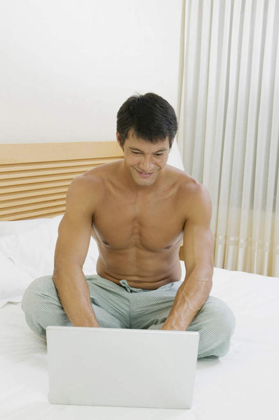 西方人,一个人,坐,笑,盘腿,微笑,露齿笑,竖图,室内,白天,正面,电脑,笔记本电脑,窗帘,床,靠垫,卧室,欧洲,欧洲人,仅一个男性,仅一个人,仅一个中年男性,敲打,睡裤,装饰,网络,墙,双人床,床单,靠枕,注视,输入,通讯设备,被子,裸露,墙壁,墙面,白色,帘子,垫子,枕头,打字,观察,看,遮阳,观看,点击,华丽,修饰,一台,敲击,点缀,察看,无线,被单,关注,裸,通信设备,无线网络,无线上网,便携式电脑,衬托,美观,雅致,雅观,按键,手提电脑,男人,男性,中年男性,白种人,盘腿而坐,盘膝,盘着腿的,盘着腿坐,双腿交叉,坐着,彩图,全身,睡房,卧房