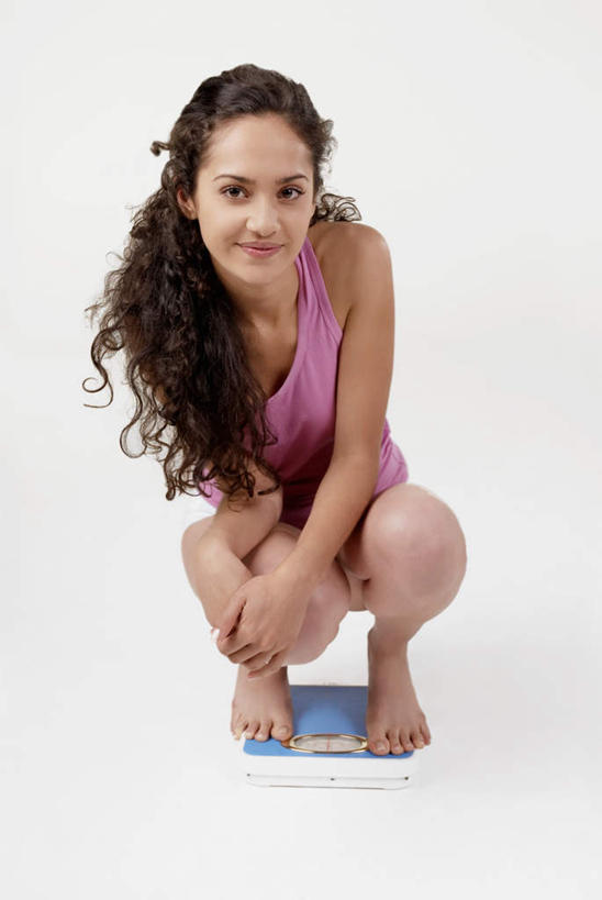 西方人,腿部,脚,脚趾,脚趾甲,腿,一个人,蹲,笑,微笑,竖图,室内,白天,白色背景,正面,仪器,欧洲,欧洲人,仅一个年轻女性,仅一个女性,仅一个人,阴影,服装,反射,背心,影子,电子秤,注视,光脚,一个,衣服,粉色,观察,看,赤脚,摄影,服饰,影棚,单个,观看,察看,衡量,衣着,穿着,关注,计量,衡器,衣饰,年轻女性,女人,女性,白种人,脚指甲,秤,蹲着,彩图,全身,影棚拍摄,拍摄,电子称