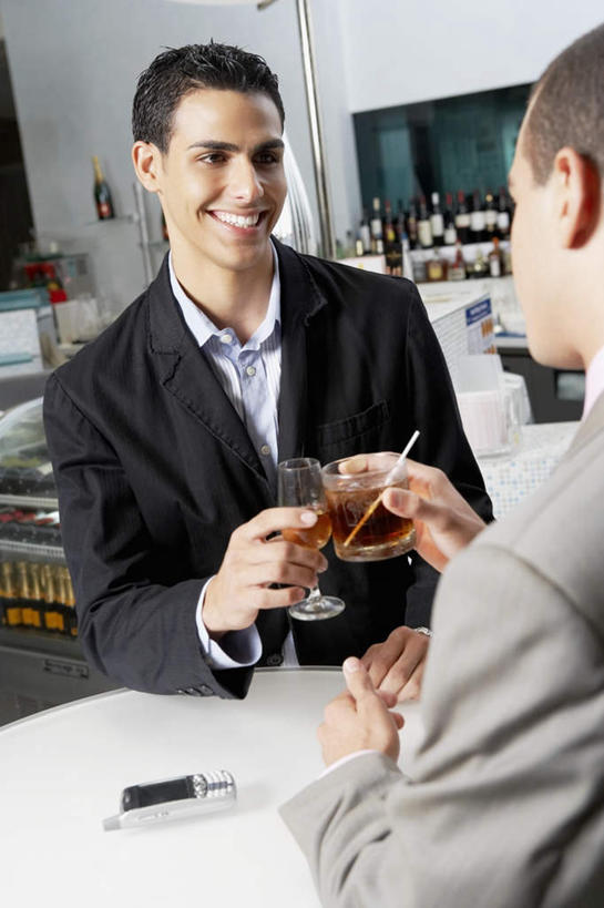 西方人,背部,两个人,同事,商务人士,商务男性,酒吧,坐,笑,打电话,微笑,露齿笑,竖图,室内,白天,正面,衬衫,成功,合作,团队,集体,信心,餐桌,桌子,鸟,啄木鸟,杯子,电话,手机,欧洲,欧洲人,握,套装,庆祝,鸟类,拿,拿着,注视,通讯设备,队伍,玻璃制品,水杯,干杯,观察,看,碰杯,搅拌棒,交际,友好,握着,餐台,观看,庆贺,察看,领导,成就,关注,礼仪,商务装,敬酒,合伙,领袖,工薪阶层,劝酒,威氏吸汁啄木鸟,交流,男人,男性,年轻男性,白种人,白领,上班族,玻璃杯,森林医生,沟通,通话,坐着,半身,彩图,衬衣,酒吧间,酒馆,益鸟