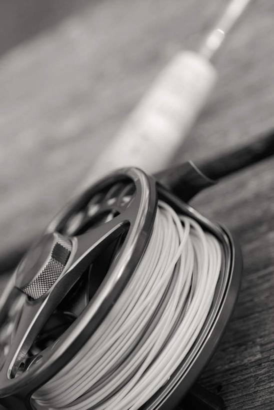 无人,竖图,俯视,室外,特写,白天,地板,静物,阴影,朦胧,模糊,光线,影子,地面,木地板,阳光,渔具,鱼线轮,卷线器,彩图,高角度拍摄