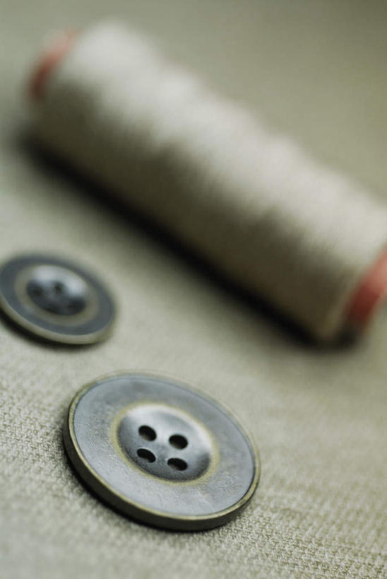 无人,竖图,俯视,室内,特写,白天,静物,阴影,朦胧,模糊,环绕,缠绕,反射,线,影子,纽扣,两个,一个,摄影,影棚,单个,钮扣,纠缠,线轴,彩图,高角度拍摄,影棚拍摄,拍摄