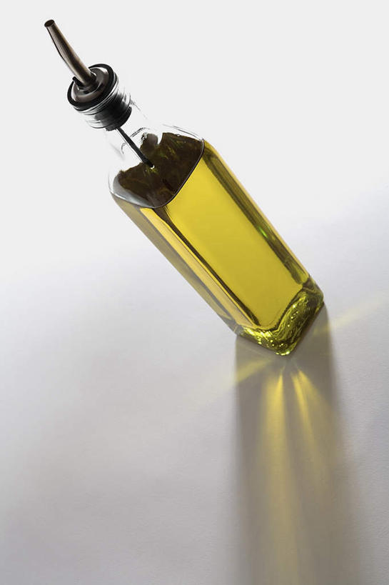 无人,竖图,俯视,室内,特写,白天,白色背景,阴影,反射,影子,食用油,油,橄榄油,玻璃制品,玻璃瓶,瓶子,摄影,影棚,植物油,彩图,高角度拍摄,影棚拍摄,拍摄