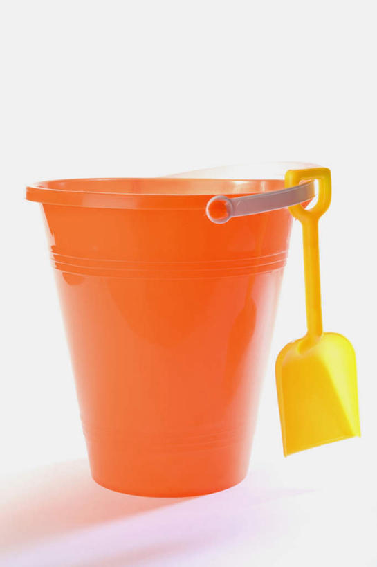无人,竖图,室内,特写,白天,白色背景,正面,静物,阴影,反射,铲子,桶,影子,塑料,黄色,容器,塑料制品,橙色,摄影,影棚,储藏,塑料桶,储存,彩图,影棚拍摄,拍摄,贮存