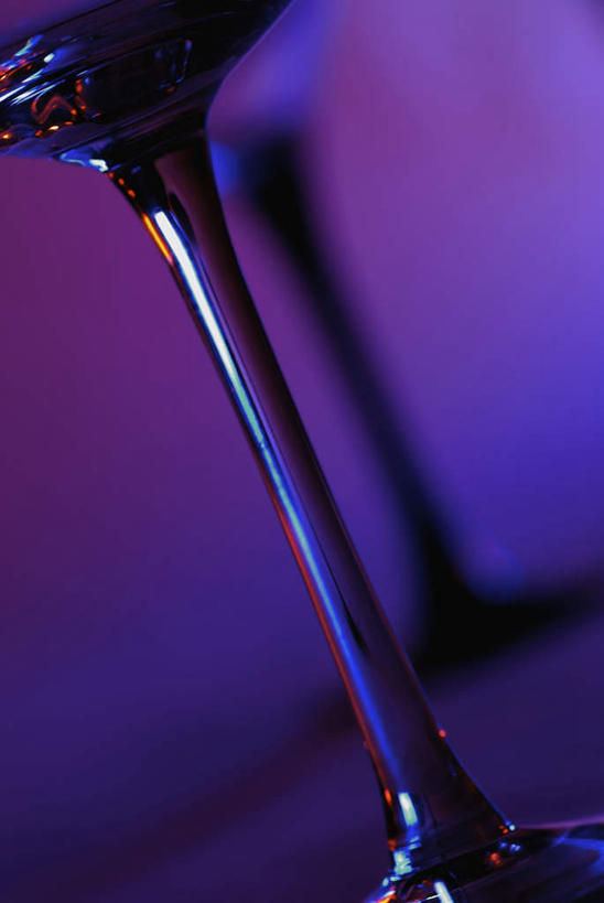 无人,竖图,室内,特写,白天,正面,静物,杯子,阴影,紫色背景,反射,高脚杯,影子,玻璃制品,一个,酒杯,摄影,影棚,单个,鸡尾酒杯,玻璃杯,彩图,影棚拍摄,拍摄