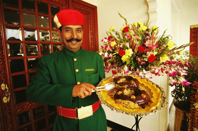 点心,一个人,服务员,站,笑,微笑,露齿笑,横图,室内,白天,正面,工作服,制服,窗户,门,餐具,印度,亚洲,仅一个男性,仅一个人,仅一个中年男性,握,阴影,装饰,盛开,反射,碟子,盘,头巾,影子,食品,甜点,甜品,花蕾,注视,玻璃窗,花,花瓣,花朵,鲜花,食物,糕点,红色,绿色,盘子,夹子,碟,门框,甜食,花苞,花蕊,观察,看,站着,握着,观看,华丽,修饰,点缀,察看,关注,南亚,拉贾斯坦邦,拉贾斯坦,印度共和国,衬托,美观,雅致,雅观,食品夹,食物夹,面包夹,意粉夹,工作制服,乌代浦,湖上皇宫,男人,男性,中年男性,亚洲人,印度人,服务生,侍者,站立,半身,彩图,工作套服