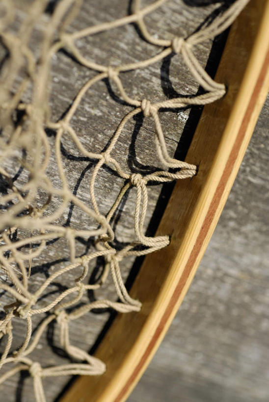 无人,竖图,俯视,室外,特写,白天,地板,静物,阴影,朦胧,模糊,光线,影子,地面,木地板,一个,阳光,渔网,单个,渔具,抓捕,捕捞,鱼网,拉网,捕捞工具,彩图,高角度拍摄