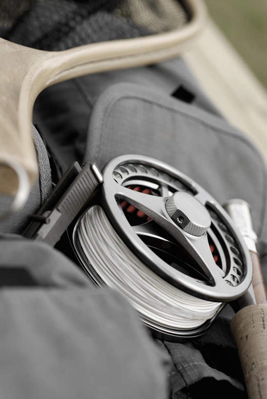 无人,竖图,俯视,室外,特写,白天,静物,阴影,朦胧,模糊,光线,影子,阳光,容器,渔网,储藏,渔具,储存,抓捕,捕捞,鱼网,鱼线轮,卷线器,拉网,捕捞工具,彩图,高角度拍摄,贮存