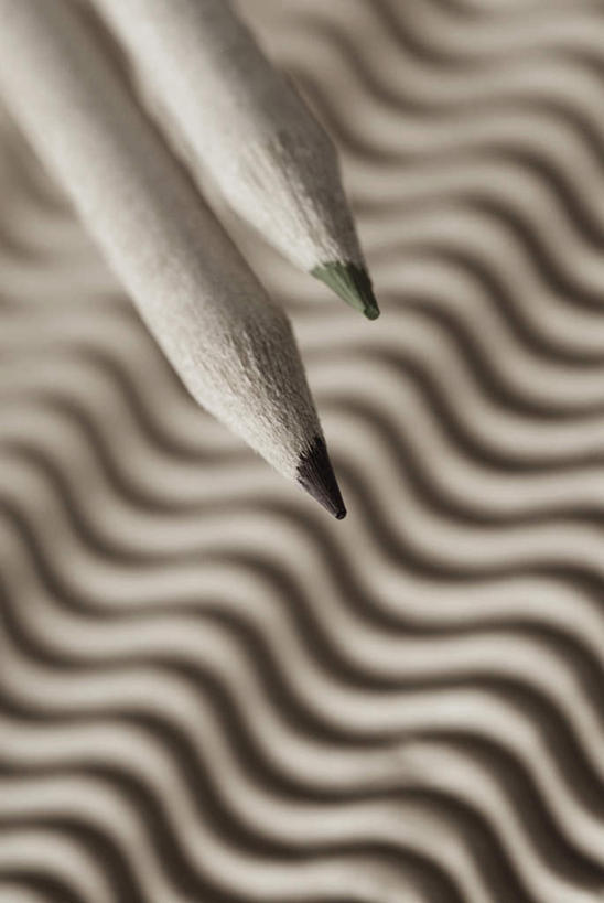 无人,竖图,俯视,室内,特写,白天,静物,一排,许多,阴影,花纹,朦胧,模糊,整齐,反射,笔,影子,办公用品,文具,排列,铅笔,学习用品,文具用品,两支,队列,彩图,高角度拍摄,彩色铅笔